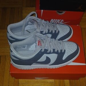 Nike Kids Low-Top Sneakers in Light Gray, Dark Gray and Red